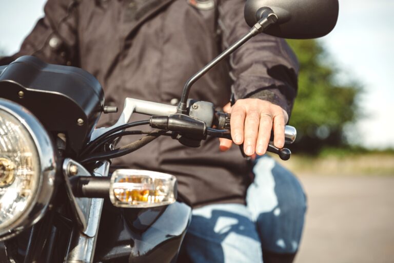 Motociclista na estrada.