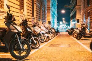 Muitas motocicletas estacionadas sem corrente para moto, por contar com seguro.