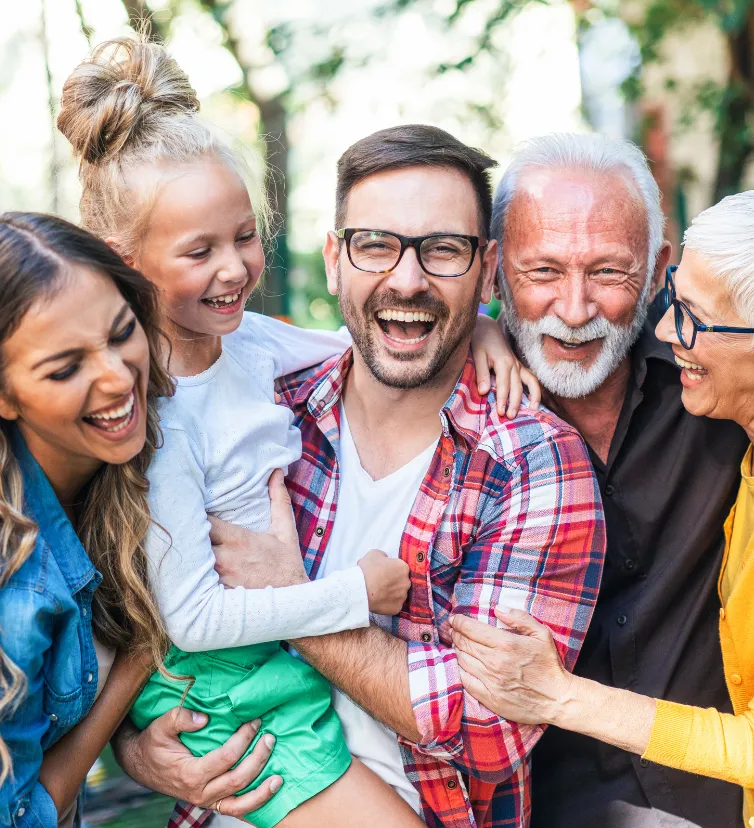 imagem de família feliz, com avós, filho, nora e neta. Todos prontos para uma corretora de seguros com soluções completas.