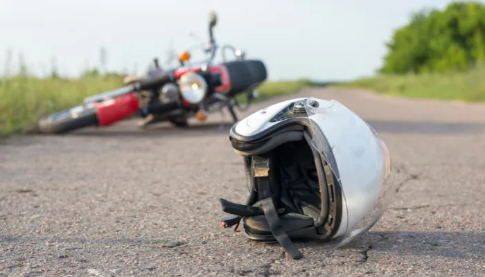 moto caída, capacte na pista, representando acidente de moto, intitulando quanto custa um seguro de moto com cobertura para acidentes.