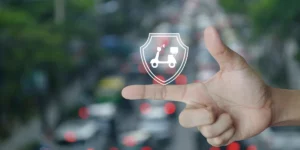 imagem de um homem com o símbolo que representa moto em cima do seu dedo, no fundo tem uma rua lotada de carros em uma avenida de Natal. seguro de moto em natal.